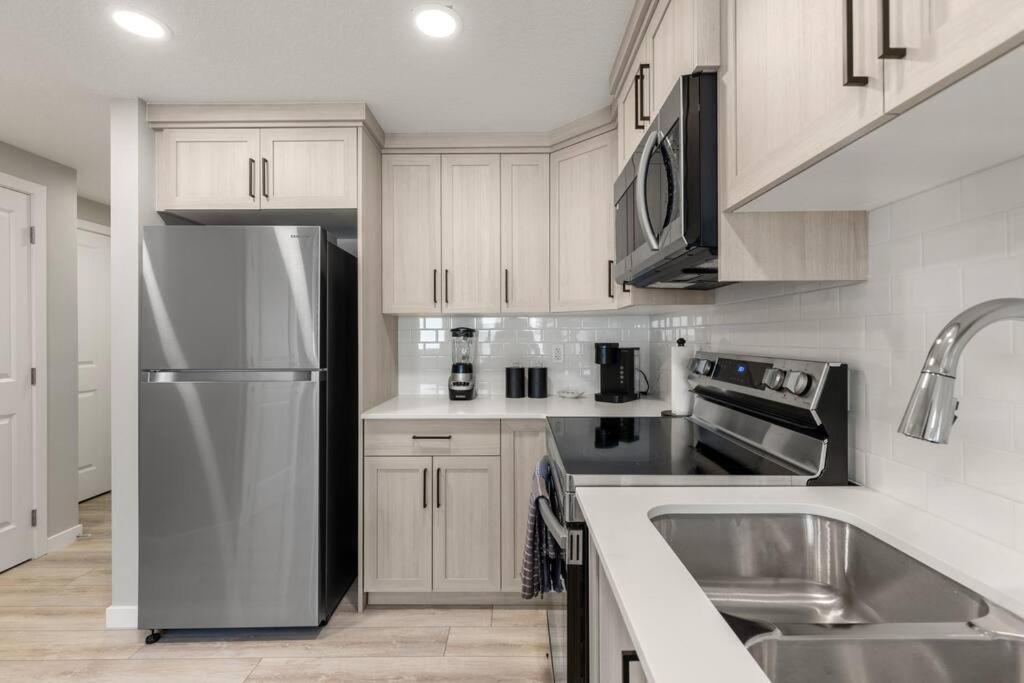 Brand New Luxury Walk-Out Suite - Calgary Extérieur photo