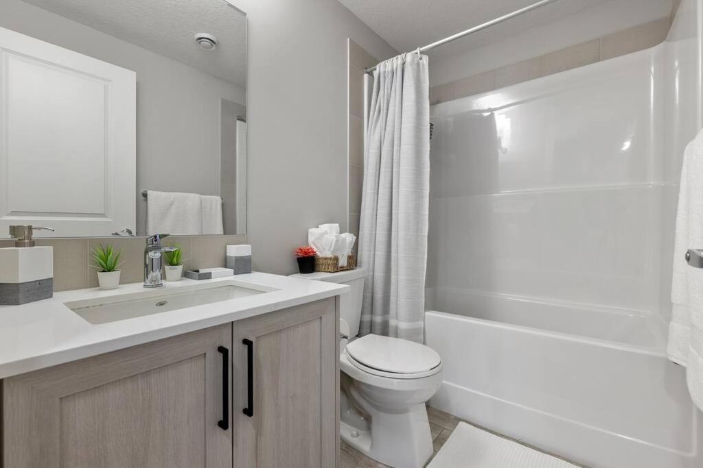 Brand New Luxury Walk-Out Suite - Calgary Extérieur photo