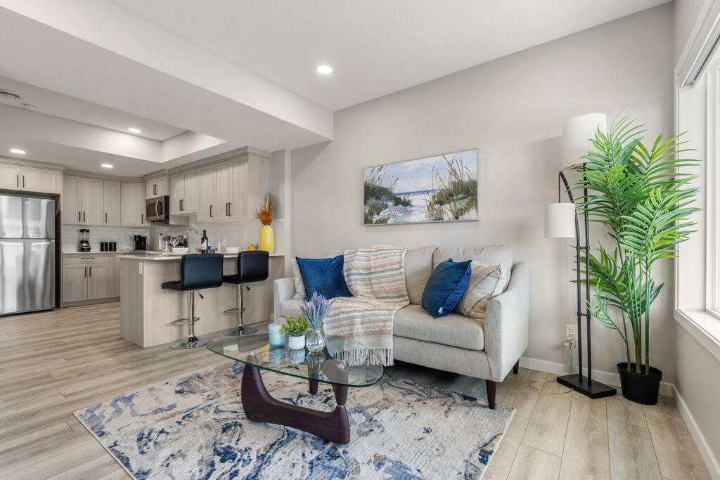Brand New Luxury Walk-Out Suite - Calgary Extérieur photo